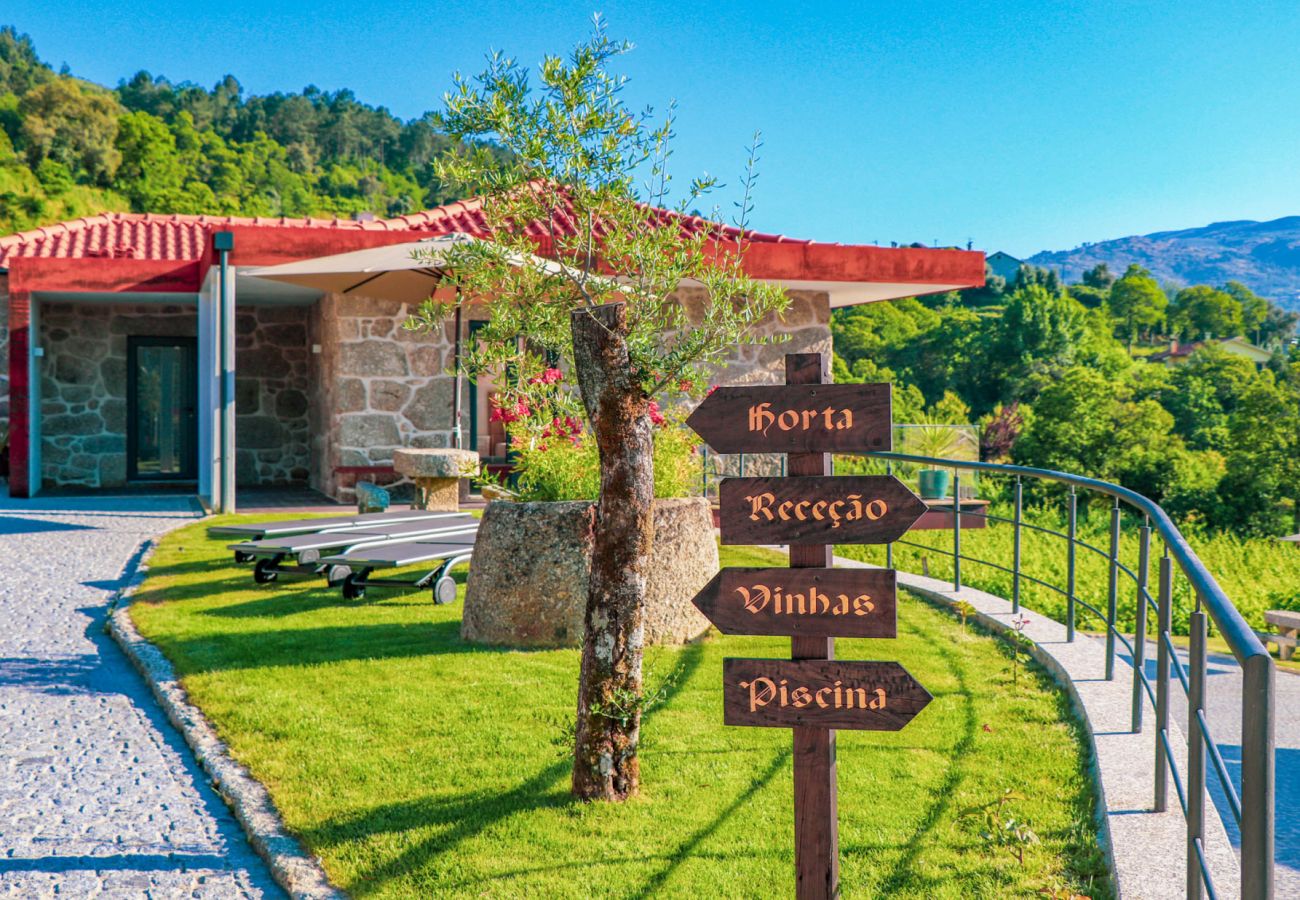 Farm stay in Ponte da Barca - Valley Springs Houses - Vines Retreat